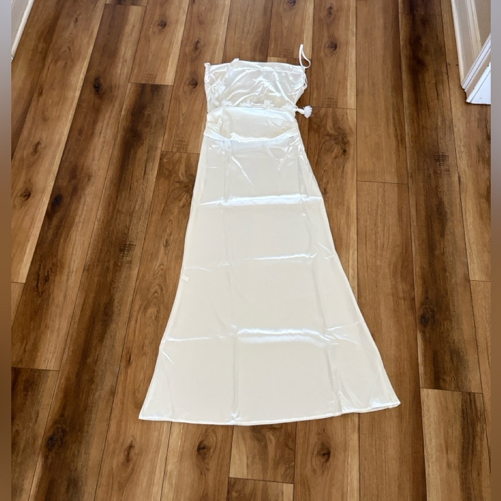 NWOT, Women’s Cowl Neck Low Back dress W/ Flower Strap White, small, K10 - Picture 6 of 6